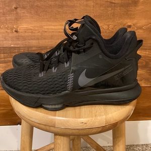 Size us11.5. Lebron basketball shoes in great shape.